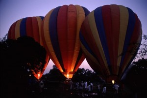 800px-Three_Balloons Three hot air balloons being filled.